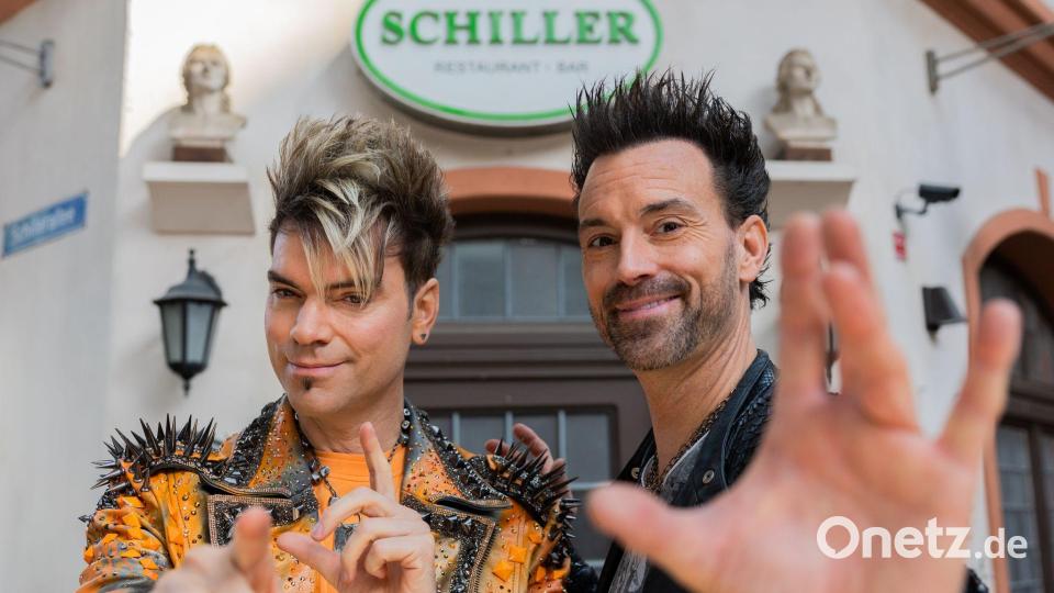Die Ehrlich Brothers sind zu Besuch in der fiktiven Schillerallee, in der die Serie „Unter uns“ spielt. Bild: Rolf Vennenbernd/dpa