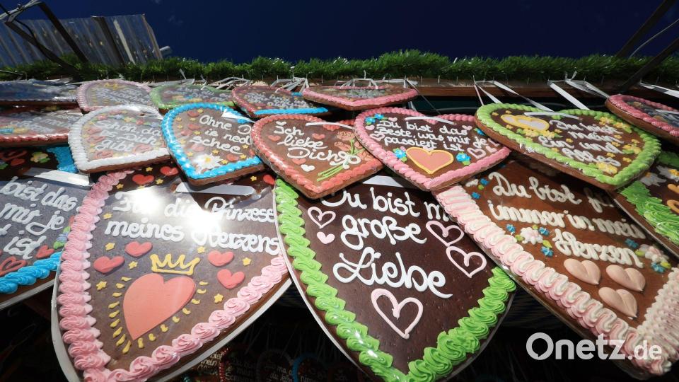 Tatsächlich wird auf der Wiesn nicht nur Bier getrunken, sondern auch angebandelt. (Symbolbild) Bild: Karl-Josef Hildenbrand/dpa