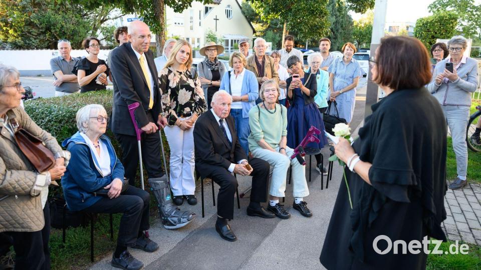 Die Familie von Holocaust-Opfer Anna Paroubek nimmt an einer Veranstaltung zum Aufstellen eines Erinnerungszeichens teil. Bild: Lukas Barth-Tuttas/dpa