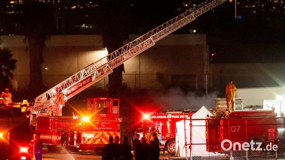 Mehr als 50 Feuerwehrkräfte löschten den Brand. Bild: Ethan Swope/AP/dpa