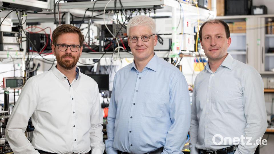 Matthias Lauermann (links), Philipp Dietrich (Mitte) und Christian Koos (rechts) forschen an photonischen Wirebonds - extrem feine, mikroskopisch kleine Drähte. (Handout) Bild: Ansgar Pudenz/Deutscher Zukunftspreis/dpa