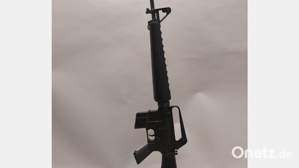 Die Beamten entdeckten im Kofferraum diese Sturmgewehrattrappe. Symbolbild: Benjamin Tietz
