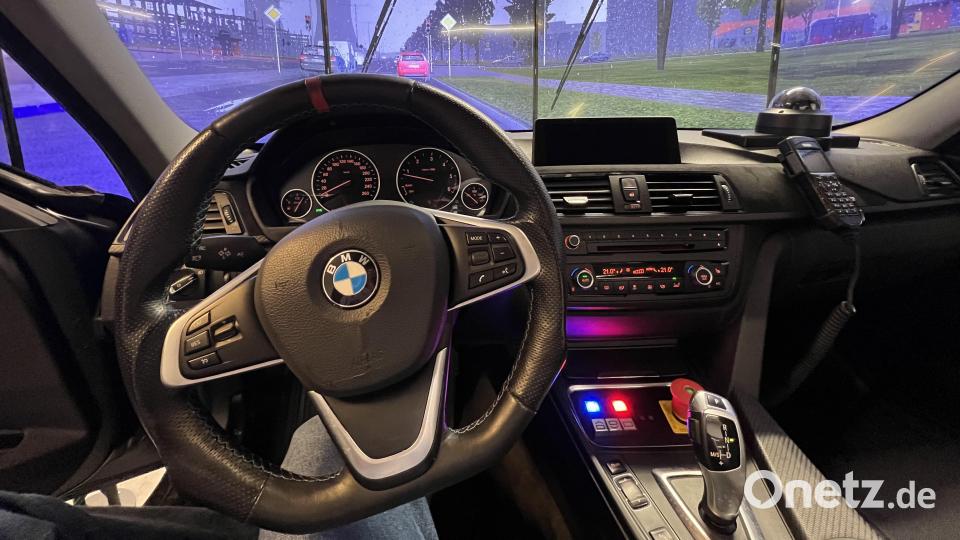 Bei der Bereitschaftspolizei in Sulzbach-Rosenberg trainieren Polizeischüler in einem Simulator, worauf sie während einer Einsatzfahrt mit Blaulicht achten müssen. Bild: hop