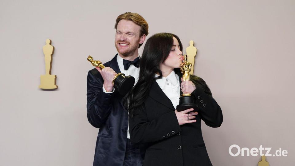 Finneas O'Connell (l) ist der Bruder und musikalische Wegbegleiter von Billie Eilish. (Archivbild) Bild: Jordan Strauss/AP/dpa