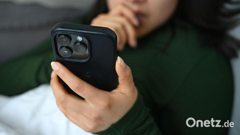 Viel Zeit am Handy zu verbringen, kann auch belastend sein. (Symbolbild) Bild: Elisa Schu/dpa
