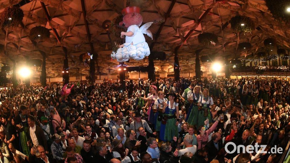 Besonders emotional wird der letzte Oktoberfest-Abend gefeiert. (Archivbild) Bild: Felix Hörhager/dpa