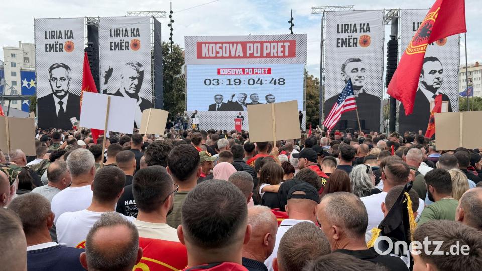 Noch am Wochenende hatten Menschen im Kosovo zur Unterstützung Thacis vor der Urteilsverkündung demonstriert. (Archivbild) Bild: Zana Cimili/AP/dpa