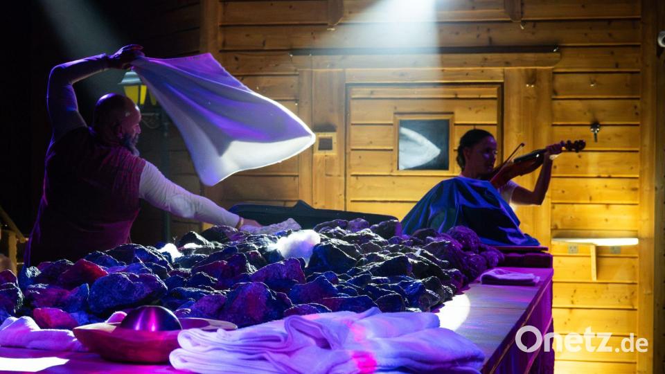 Kein alltäglicher Anblick: Auch eine Geige ist in der Sauna dabei. Bild: Andreas Hill/dpa