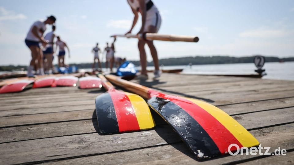 Für die Dreharbeiten in Ratzeburg saßen professionelle Ruderer und Schauspieler in einem Boot. (Archivbild) Bild: Christian Charisius/dpa