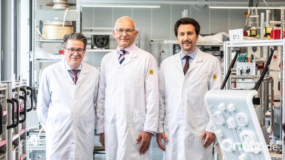Tobias Bingold (links), Claus Jessen (Mitte) und Christoph Hüßtege (rechts) forschen an einem Therapieansatz bei Multiorganversagen auf der Intensivstation. (Handout) Bild: Ansgar Pudenz/Deutscher Zukunftspreis/dpa