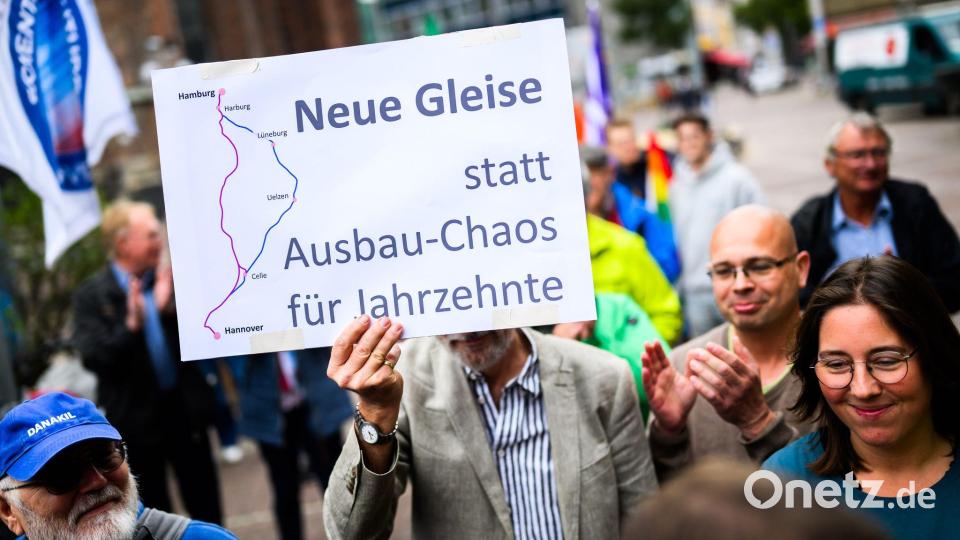 Es gibt viele Befürworter für einen Neubau der Strecke. Bild: Julian Stratenschulte/dpa