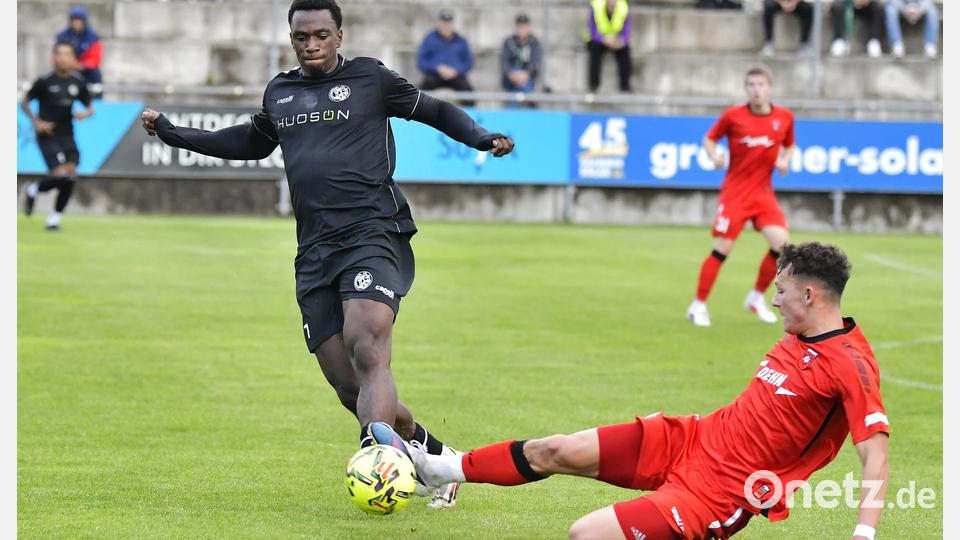 Jeanpaul Uzuamaka Ajala-Alexis (links) erzielte zwei Tore beim 3:0 für die DJK Gebenbach. Bild: Hubert Ziegler