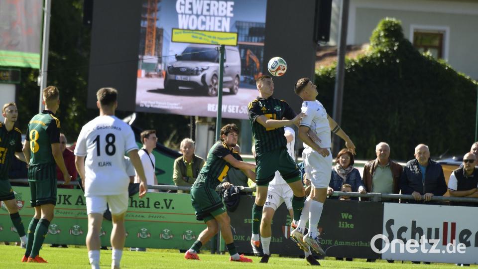 Die DJK Gebenbach (weiße Trikots) siegte in Ammerthal mit 3:1. Bild: Ziegler