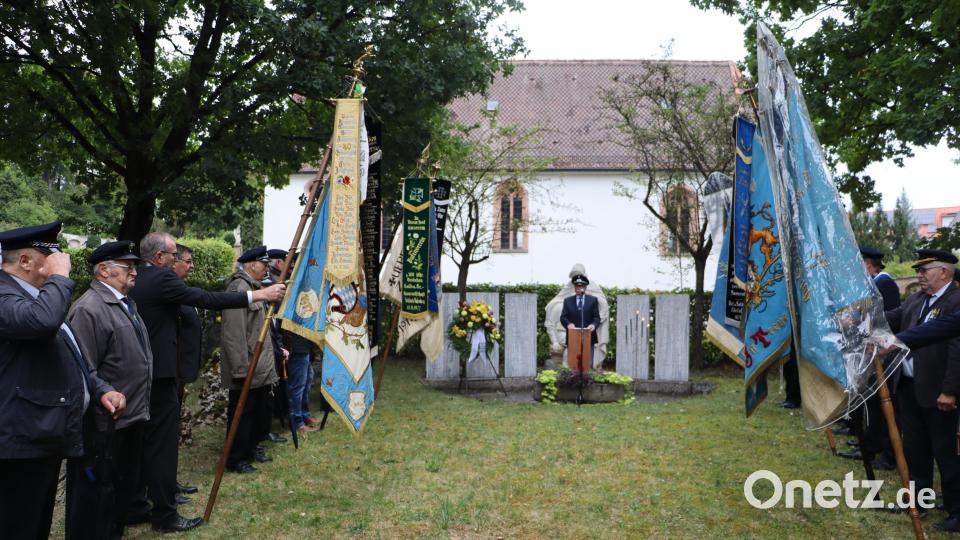 "Senkt die Fahnen zum Ehrengruß für die toten Kameraden", so Vorsitzender des SRK Sulzbach-Rosenberg Falk (Mitte) am Soldatenfriedhof. Bild: Rudi Gruber