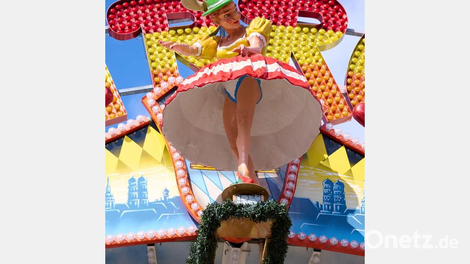 Noch immer gibt es auf dem Volksfest einige Figuren mit fliegenden Rücken. Bild: Sven Hoppe/dpa