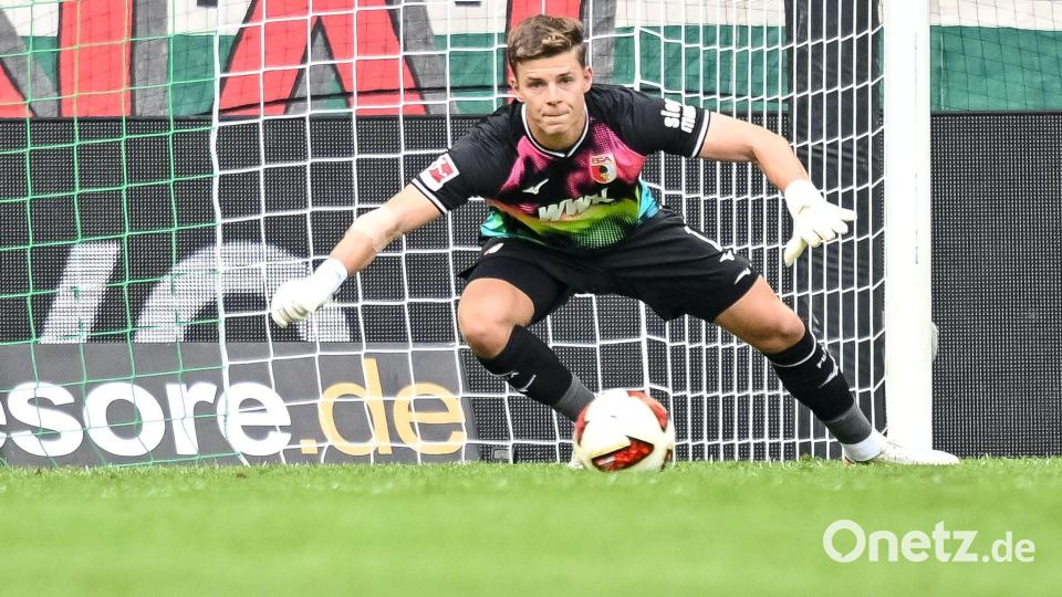 Spielte sich mit einem starken Saisonstart in den Kader von Bundestrainer Klopp: Augsurg-Torwart Finn Dahmen. (Archivbild) Bild: Harry Langer/dpa