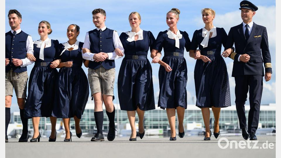 Die Lufthansa stellt die Tracht für die Crews zum Oktoberfest vor. Bild: Lukas Barth-Tuttas/dpa