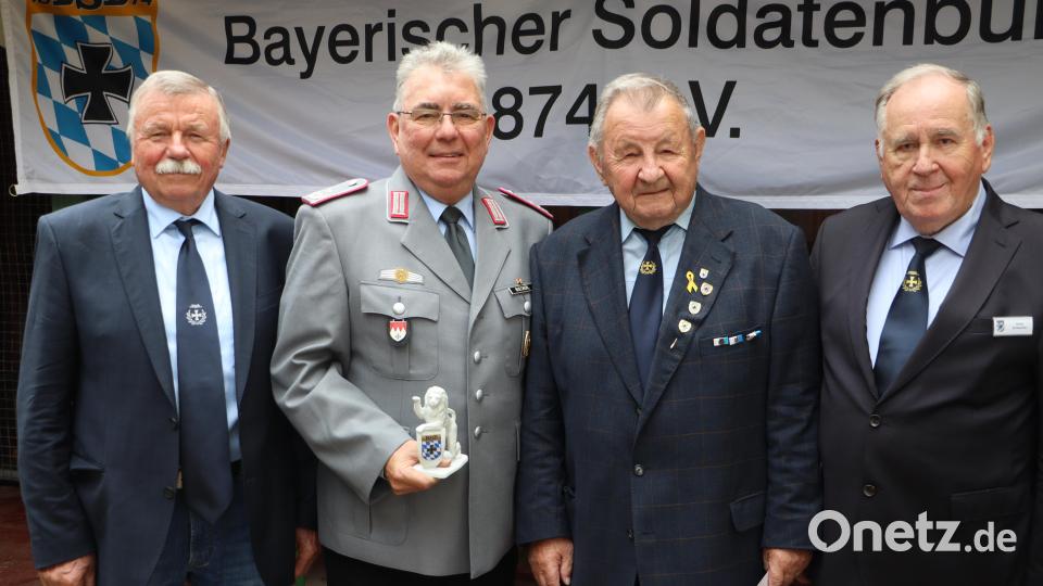 Den bayerischen Löwen des BSB 1874 gab es für Franz Schneller (Zweiter von rechts). Er ist aktiv im Verein und im Kreisverband seit 1985. Ihm danken Vorsitzender Kurt Falk, Norbert Bücherl und Horst Embacher. Bild: Rudi Gruber