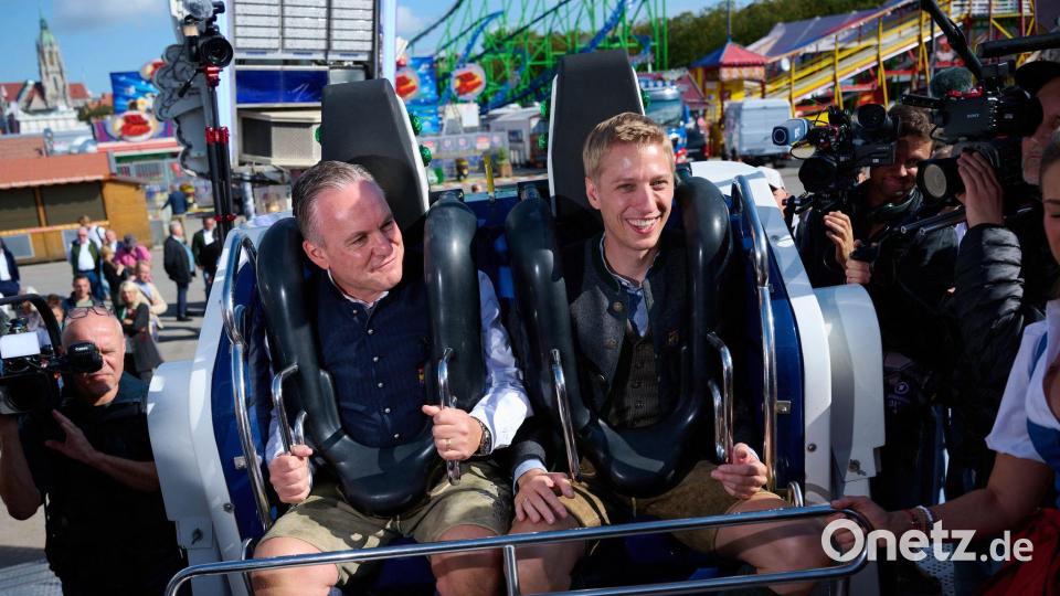 Die Vorfreude auf das Oktoberfest steigt: OB Dominik Krause (r) und Wiesn-Chef Christian Scharpf sitzen schon einmal Probe. Bild: Sven Hoppe/dpa