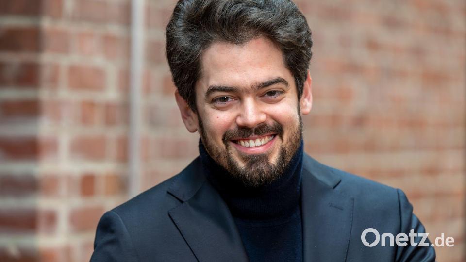 Lahav Shani gibt nun offiziell seinen Einstand als Chefdirigent der Münchner Philharmoniker. (Archivbild) Bild: Peter Kneffel/dpa