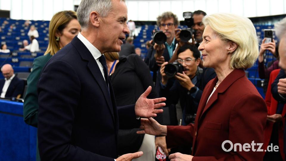 Von ihr ging die Initiative aus: EU-Kommissionspräsidentin Ursula von der Leyen (r) hatte am Mittwoch in ihrer diesjährigen Rede zur Lage der Union dafür geworben, Kanada zum ersten „assoziierten Mitglied“ der Europäischen Union zu machen. Bild: Pascal Bastien/AP/dpa