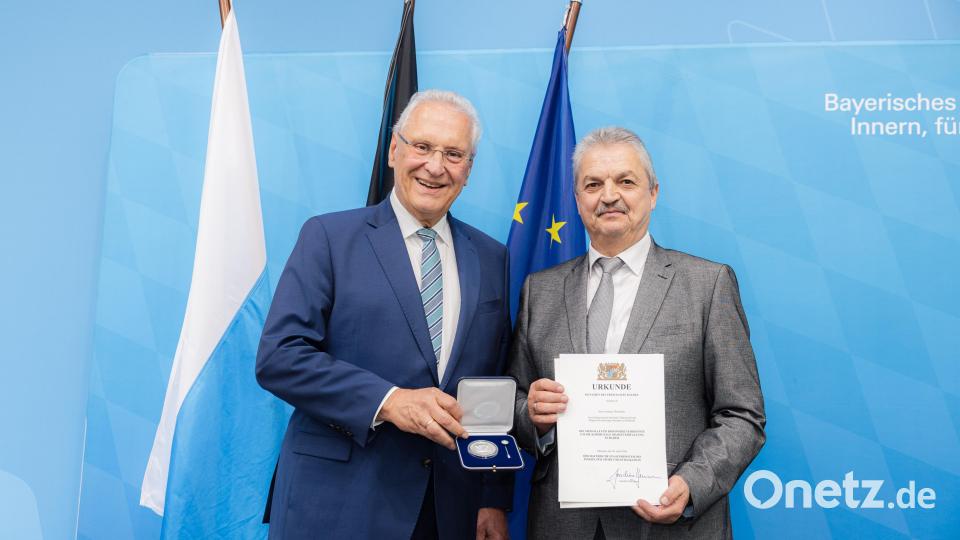 Andreas Wutzlhofer (rechts) freut sich mit Innenminister Joachim Herrmann über die Auszeichnung. Bild: Giulia Iannicelli