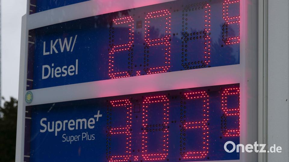 Vereinzelt sprangen Preise bereits über die Marke von 3 Euro je Liter. Bild: Sven Kaeuler/dpa