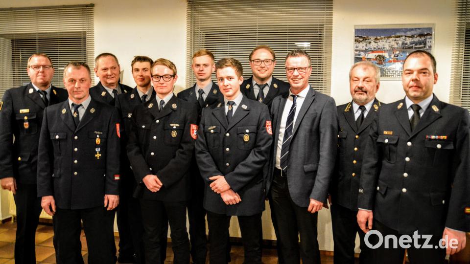 Freuen sich über die guten Leistungen der jungen Feuerwehrmitglieder (von links): Kreisbrandinspektor Martin Schmidt, Vorsitzender Bernhard Wisgickl und Kommandant Josef Luber sowie (von rechts) Kreisbrandmeister Marco Weiß, Kreisbrandrat Fredi Weiß, Bürgermeister Hermann Falk und Zweiter Kommandant Sebastian Trummer. Bild: fdl