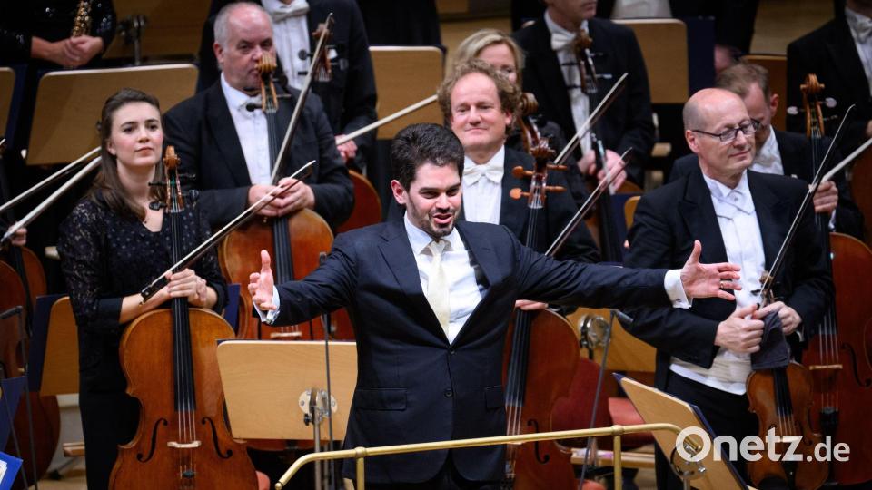 Schon öfter hat Shani die Münchner Philharmoniker dirigiert. (Archivbild) Bild: Bernd von Jutrczenka/dpa