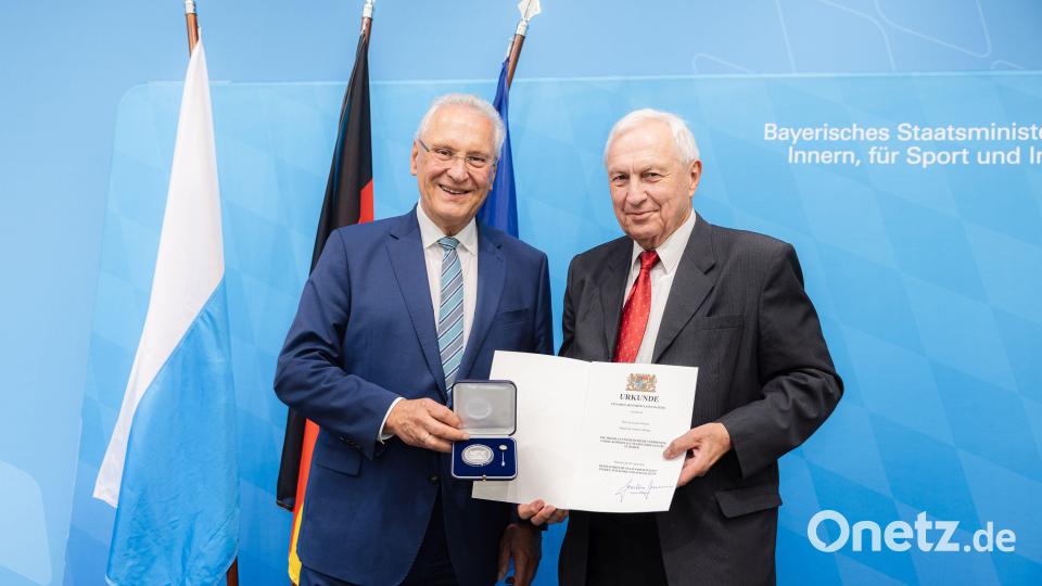 Konrad Wilfurth (rechts) und der Innenminister bei der Verleihung. Bild: Giulia Iannicelli
