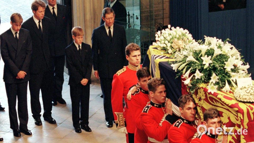 Dianas Beerdigung mit den Prinzen William (l.) und Harry (4.v.l.). Archivbild: --/epa/dpa