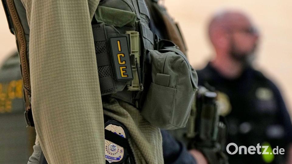 Trump zieht einen Personalvorschlag für die Einwanderungsbehörde ICE zurück. (Archivbild) Bild: Angelina Katsanis/AP/dpa