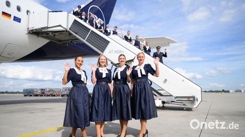 Auf ausgewählten Flügen trägt die Trachtencrew der Lufthansa ihre neuen Outfits. Bild: Lukas Barth-Tuttas/dpa