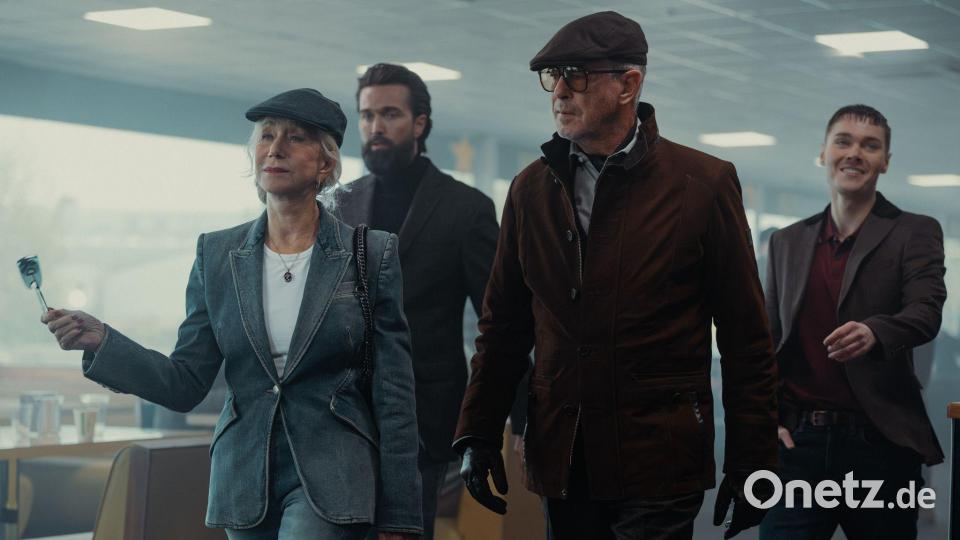 In der zweiten Staffel sind zu sehen: Helen Mirren als Maeve Harrigan, Emmett J Scanlan als Paul, Pierce Brosnan als Conrad Harrigan und Jack Archer als Fergus. Bild: Luke Varley/Paramount+/dpa