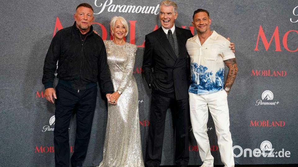 Regisseur Guy Ritchie mit den „Mobland“-Stars: Helen Mirren, Pierce Brosnan und Tom Hardy Bild: Alberto Pezzali/Invision/AP/dpa