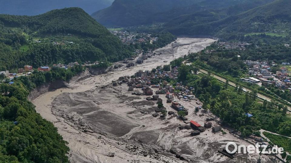 Ohne wesentlich schnellere Fortschritte beim Klimaschutz werde es weitere Katastrophen dieses Ausmaßes geben, sagt Forscherin Otto. (Archivbild) Bild: Niranjan Shrestha/AP/dpa