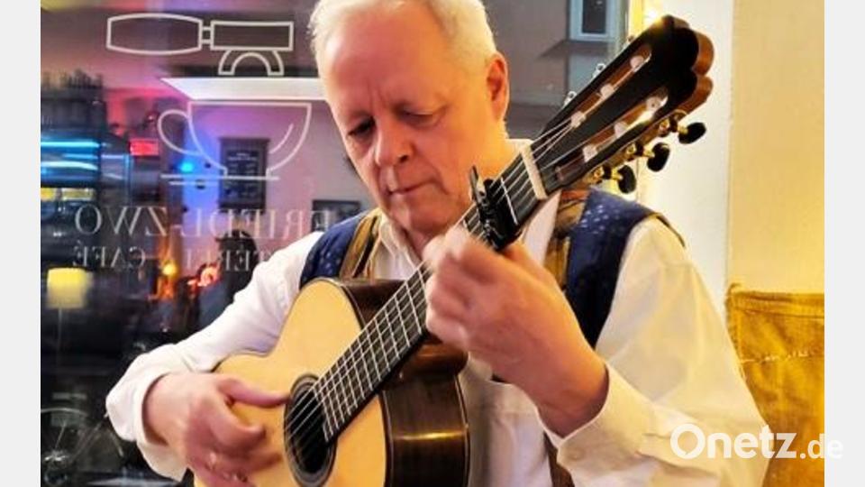 Musiker Hans Wax umrahmt die Lesung im Kloster Speinshart. Bild: Ulrike Schrettenbrunner-Wax