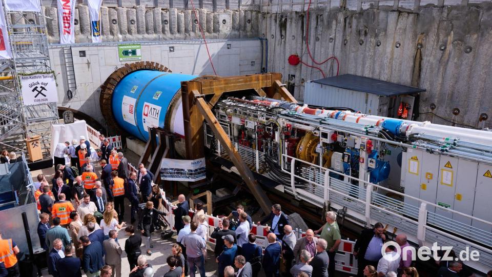 „Donna Maria“ ist gestartet: Die Tunnelbohrmaschine ist 178 Meter lang und 700 Tonnen schwer. Bild: Sven Hoppe/dpa