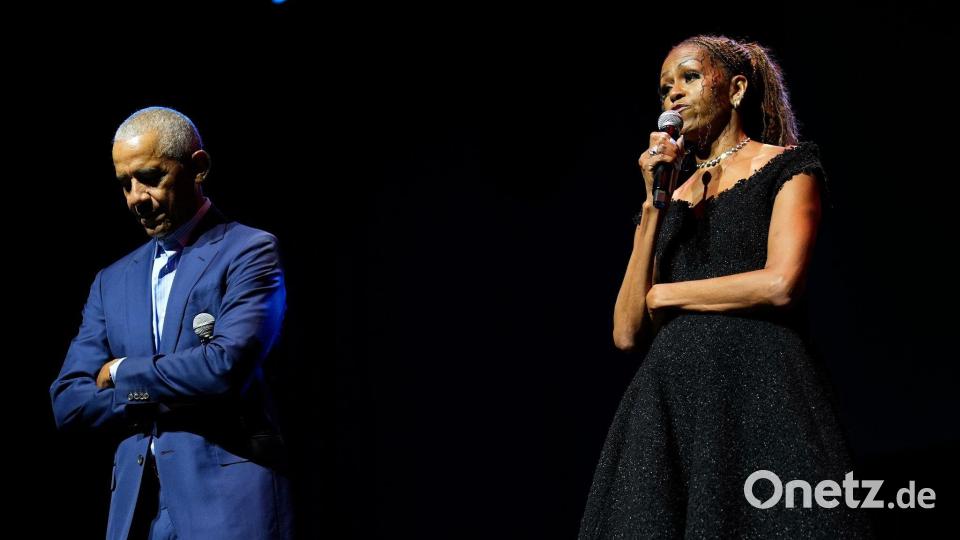 Barack und Michelle Obama werden ihren Familienhund Sunny vermissen. (Archivbild) Bild: Pablo Martinez Monsivais/AP Pool/AP/dpa