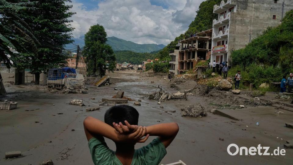Ein Junge betrachtet die Verwüstungen, die durch Sturzfluten am Fluss Trishuli im nepalesischen Distrikt Nuwakot verursacht wurden. (Archivbild) Bild: Niranjan Shrestha/AP/dpa