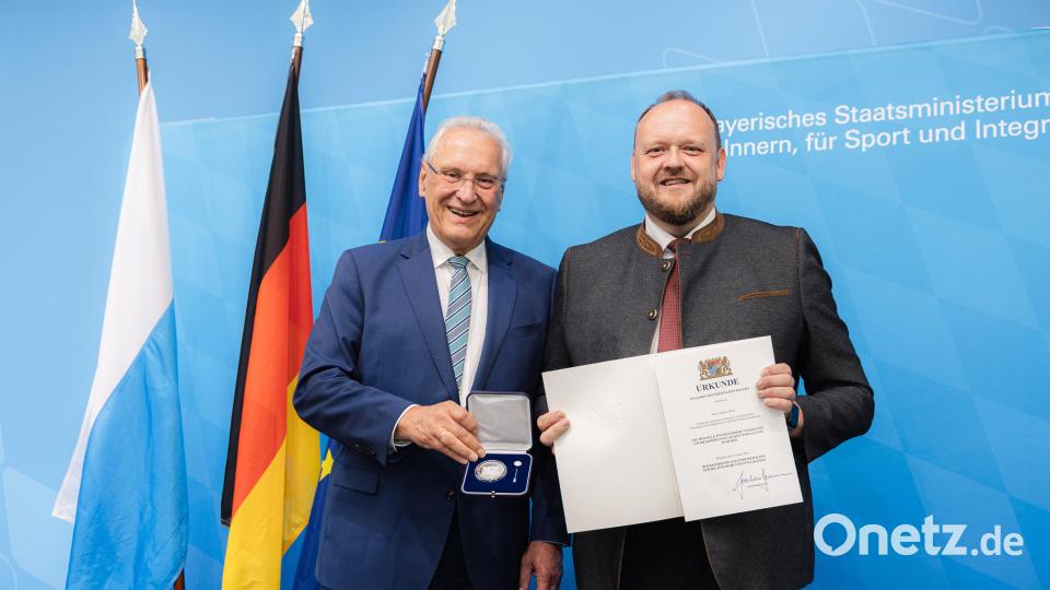 Innenminister Joachim Herrmann überreicht dioe Medaille an Landrat Andreas Meier (rechts). Bild: Giulia Iannicelli