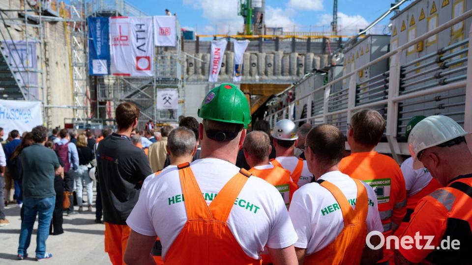 „Donna Maria“ ist gestartet: Die Tunnelbohrmaschine ist 178 Meter lang und 700 Tonnen schwer. Bild: Sven Hoppe/dpa