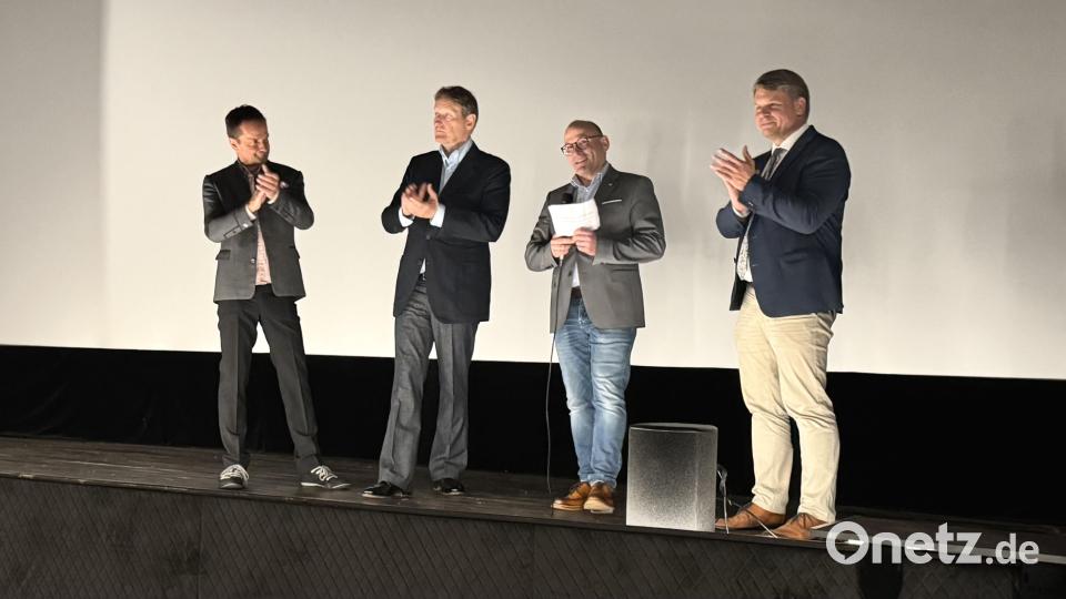 Seit 21 Jahren tut das Charity-Movie-Event Gutes. Das freut auch die beiden Vantage-Geschäftsführer Wolfgang Bäumler (von links) und Peter Märtin, Lions-Club-Präsident Alexander Schuh und Oberbürgermeister Benjamin Zeitler. Bild: Martin Gollwitzer