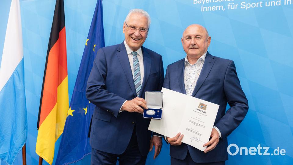Georg Götz (rechts) bei der Ehrung mit Innenminister Joachim Herrmann. Bild: Giulia Iannicelli