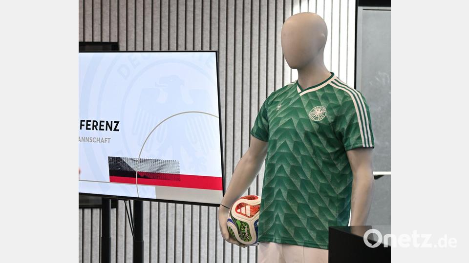 Das Retro-Trikot für das Spiel in Amsterdam. Bild: Boris Roessler/dpa