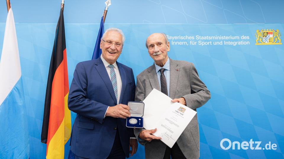 Innenminister Joachim Herrmann mit Dieter Amann (rechts). Bild: Giulia Iannicelli