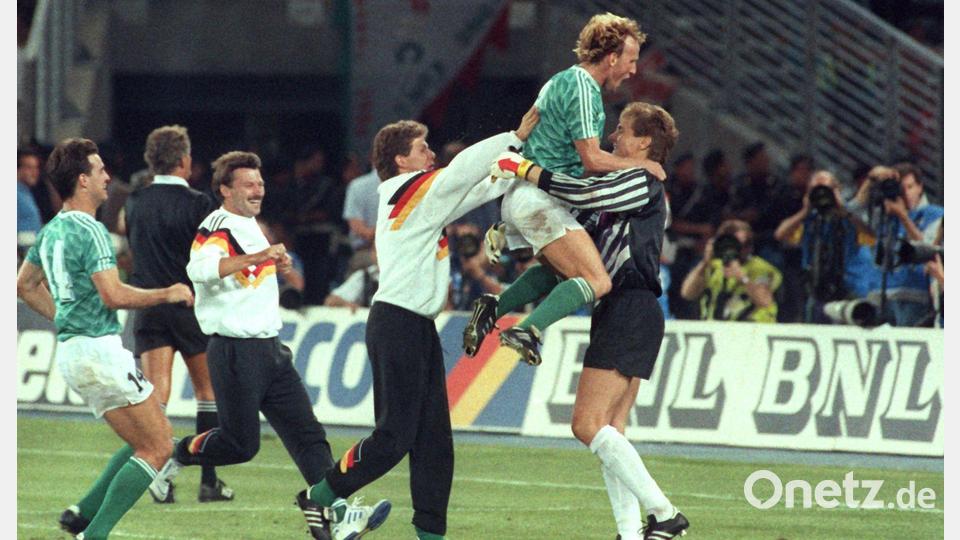 Bereits 1990 trugen die deutschen Fußballer das grüne Trikot. (Archivbild) Bild: Martina Hellmann/dpa