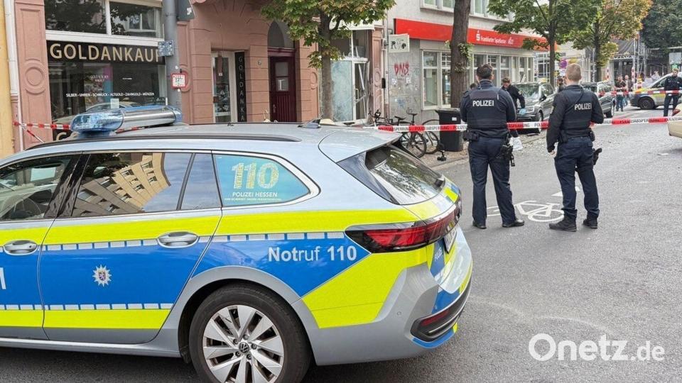 Die Polizei sperrte den Umkreis rund um den Tatort zunächst ab. Bild: Mike Seeboth/dpa
