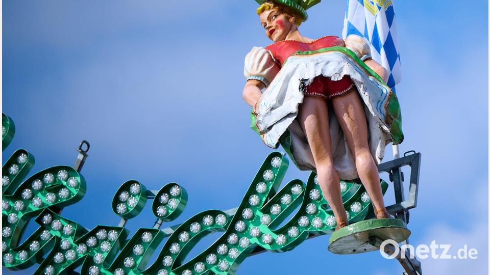 Unter anderem Frauenfiguren zieren die Fahrgeschäfte. Bild: Sven Hoppe/dpa