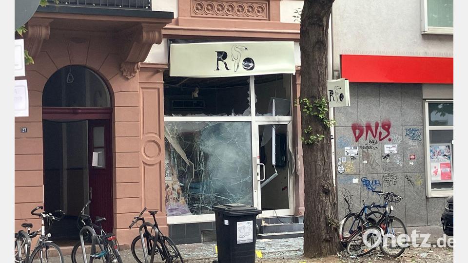 Das Café an der Berger Straße in Frankfurt wurde stark beschädigt - ebenso wie eine gegenüberliegende Suppenbar. Bild: Sandra Trauner/dpa